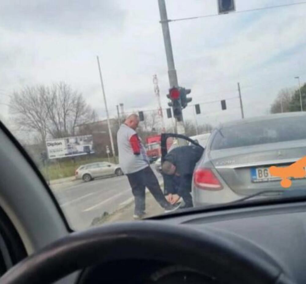 Čovek vezuje pertle muškarcu koji prosi