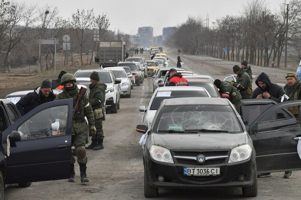 DVE PORODICE POKUŠALE DA POBEGNU IZ UKRAJINSKOG GRADA: Pucano na njihova vozila, među poginulima 2 DEČAKA!
