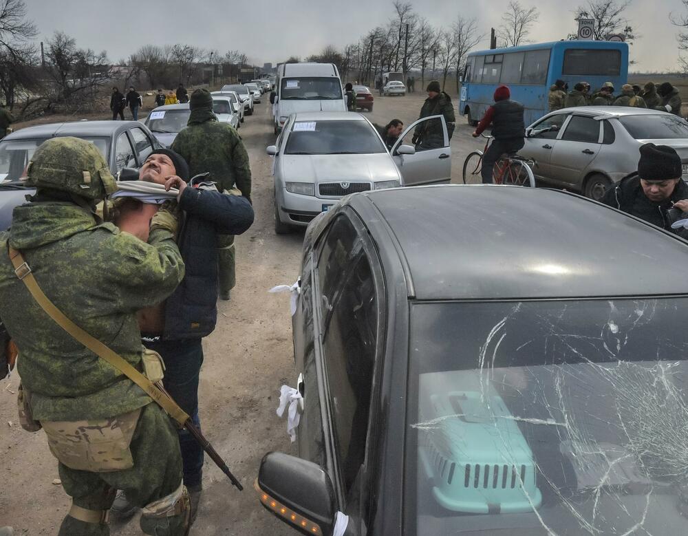 <p>Mnogo ruskih vojnika je ranjeno i zarobljeno, neki od njih su u rukama jednica koji ne spadaju u regularnu ukrajinsku vojsku poput Azov bataljona. Takođe, situacija se nepovoljno po Ruse odvija i u okolini Kijeva, gde su ukrajinske snage povratile 70 km teritorije istočno od prestonice</p>