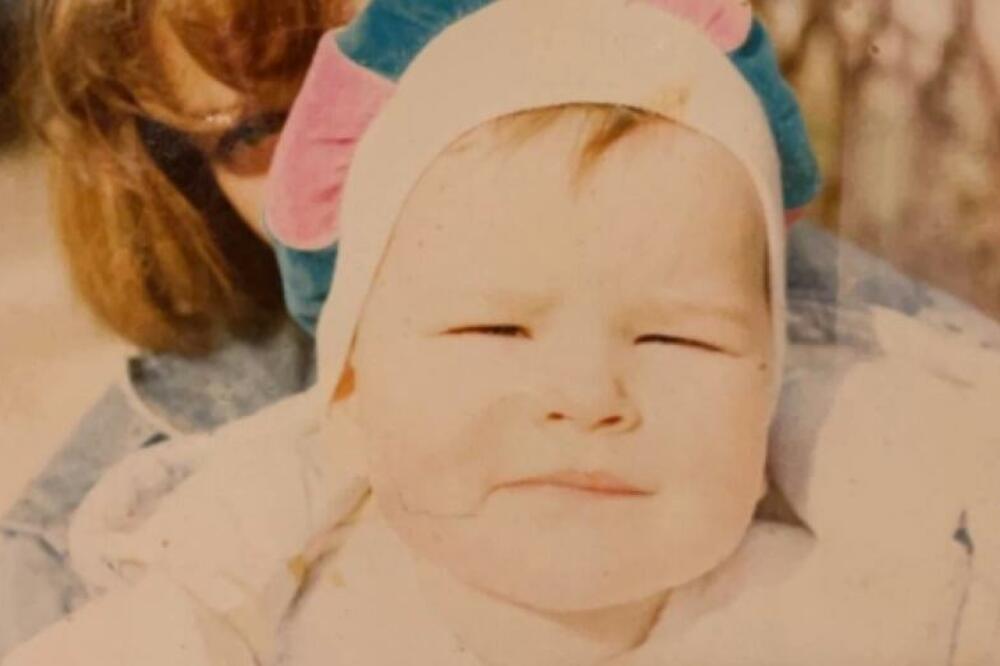 DA LI PREPOZNAJETE DEVOJČICU SA FOTOGRAFIJE?! Danas važi za najzgodniju manekenku i gospodari modnim pistama!