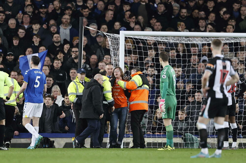 ŠOKANTNO! Otkriveno zašto se navijač VEZAO za stativu na meču Everton - Njukasl! (FOTO)