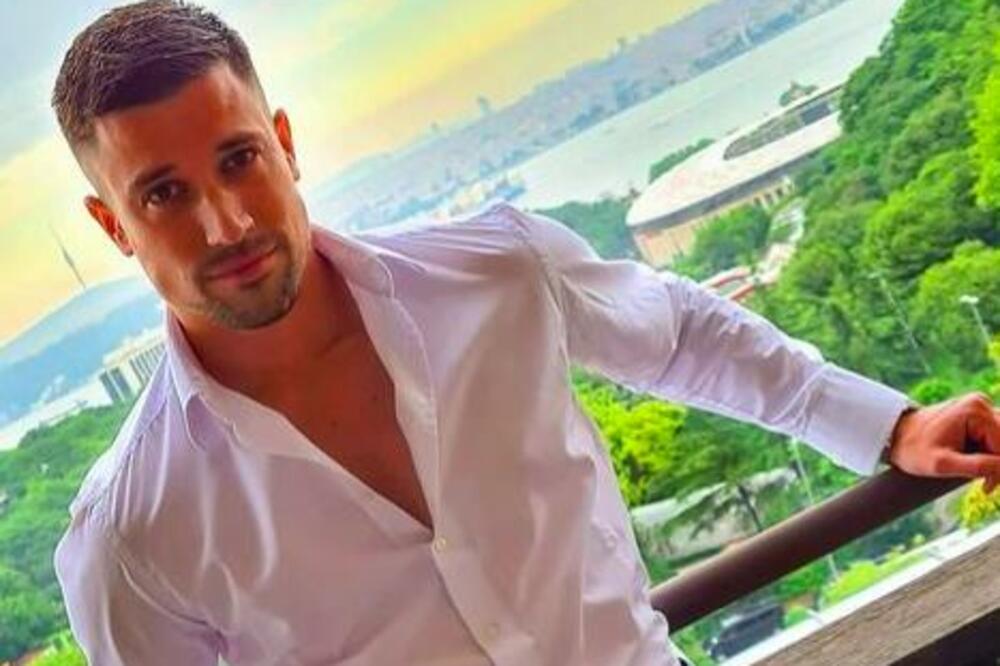 NAJLEPŠI DOKTOR U SRBIJI PONOVO ŽENE BACA U TRANS: Otkopčao KOŠULJU, pa pokazao čime RASPOLAŽE, gledajte GA SAMO