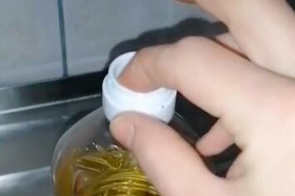 NE BAGAJTE GA: Jeste li razmišljali čemu služi zaštitni čep na flaši ulja? (VIDEO)