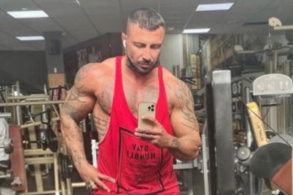 BIVŠI NAPADAČ MILANA JE GRDOSIJA! Šta mu se desilo? Izgleda kao Hulk i slika se u gaćicama! (FOTO)