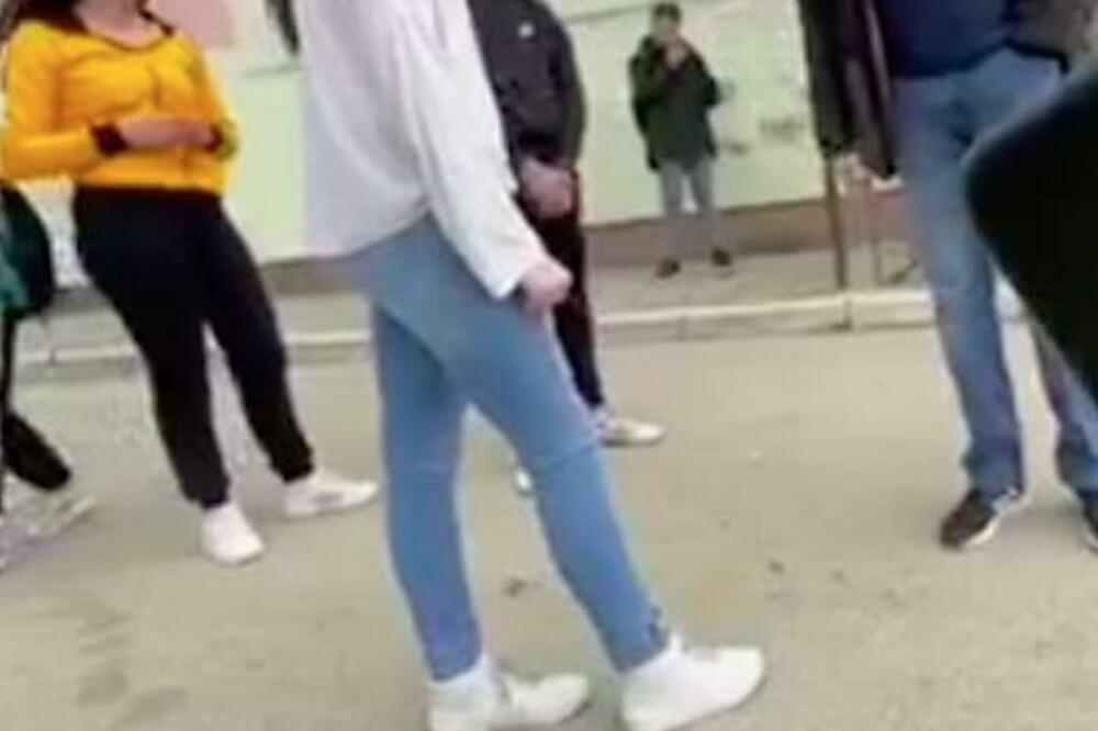 ISPLIVAO SNIMAK INCIDENTA U NOVOM PAZARU: Roditelji osnovca nasrnuli na dve učenice u školskom dvorištu (VIDEO)