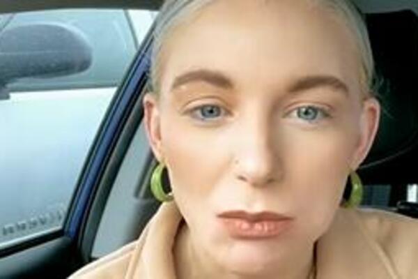 ŠTA OVA DEVOJKA MOŽE MALO KOME USPEVA! Pogledajte ŠTA se desi kada ZAGRIZE, čik da ne IZNEVERUJETE! (VIDEO)