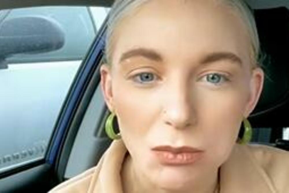 ŠTA OVA DEVOJKA MOŽE MALO KOME USPEVA! Pogledajte ŠTA se desi kada ZAGRIZE, čik da ne IZNEVERUJETE! (VIDEO)