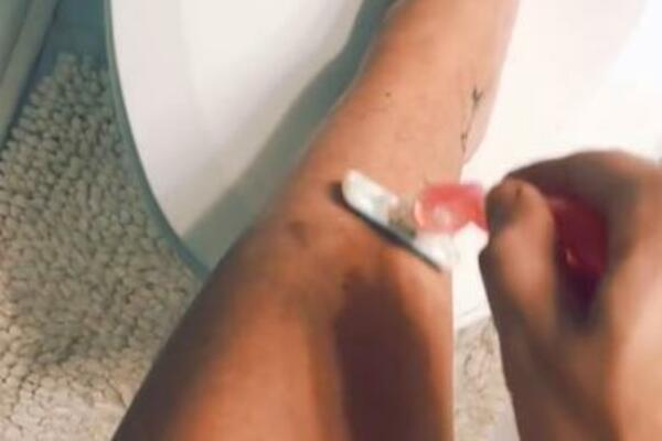 CEO ŽIVOT SMO BRIJALE NOGE POGREŠNO?! Ova žena ima posebnu tehniku, KAŽE DA SVE BUDE GLATKO ZA 30 SEKUNDI (VIDEO)