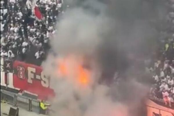 HAOS U VELIKOM HOLANDSKOM DERBIJU! Navijači Ajaksa poslali BRUTALNU poruku Fejenordu, a onda je sve PLANULO! VIDEO