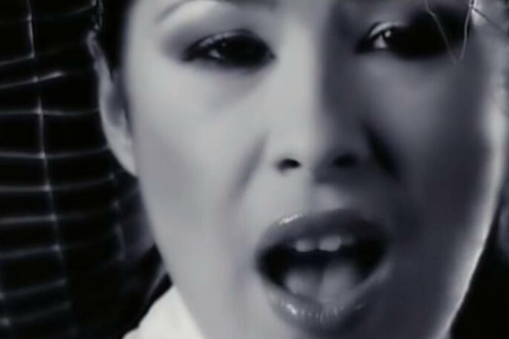 Popularna bomba raskinula vezu sa moćnikom, pa se smuvala s njim: Svi je znamo sa malih ekrana, a onda je nestala