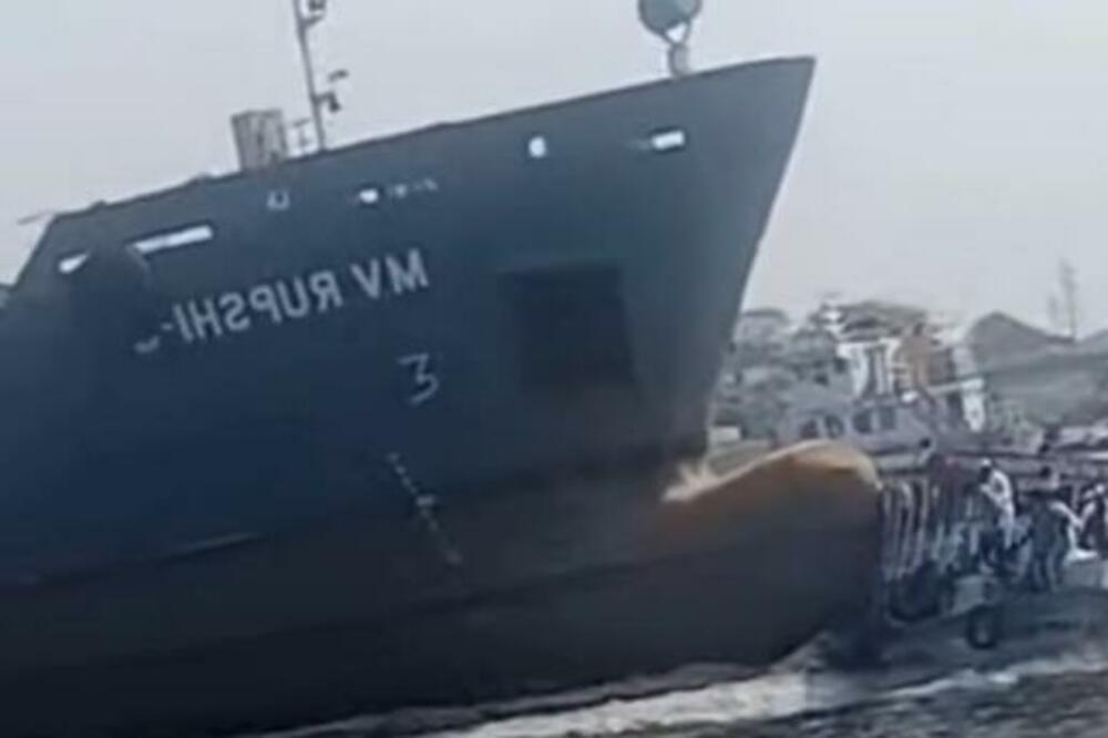 OGROMNA TRAGEDIJA! Snimljen sudar TRAJEKTA i BRODA u Bangladešu, ima mrtvih