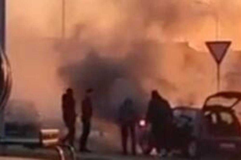 POŽAR KOD ARENE! Zapalio se AUTOMOBIL, vozač AUTOBUSA prvi pritrčao da POMOGNE (VIDEO)