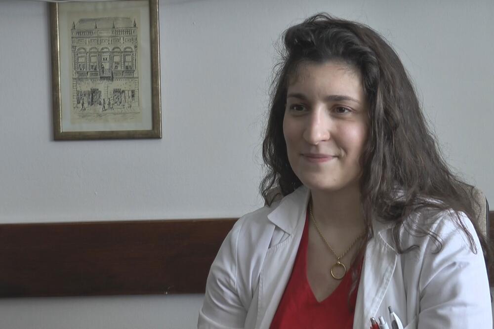 ONA ĆE BITI NAJMLAĐI VASKULARNI HIRURG U MORAVIČKOM OKRUGU: Mlada doktorka Đina se vratila u rodni grad (FOTO)