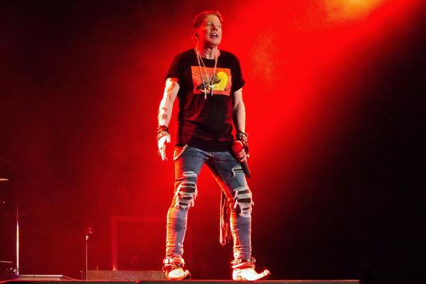 POZNATOG PEVAČA OTAC OTEO PA SILOVAO: Ostale su mu POSLEDICE, zbog toga se IŽIVLJAVA NAD ŽENAMA!