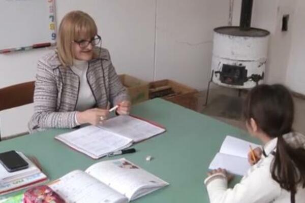 KURŠUMLIJSKA SELA IZUMIRU: U selu Žuč samo jedan đak, evo kako izgleda nastava