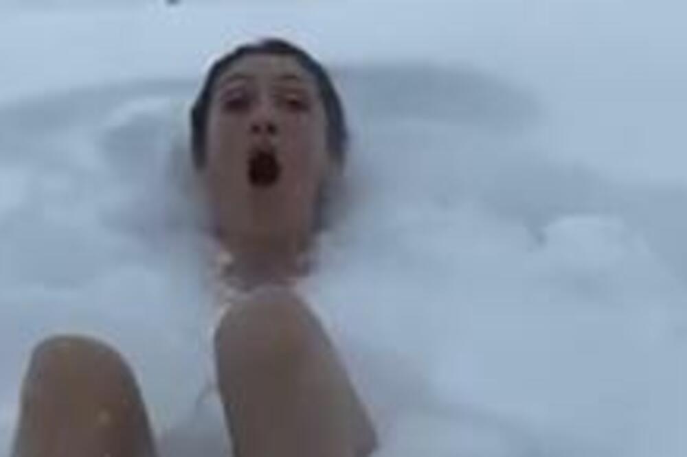 BOSANKA SE SKINULA GOLA, PA SE BACILA NA NJEGA: Zinula koliko je mogla, ŠOKANTAN SNIMAK (VIDEO)
