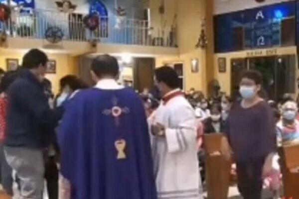 SVEŠTENIK TOKOM PRIČEŠĆA URADIO SRAMNU STVAR I ZAPREPASTIO MNOGE: Odjeknula bruka (VIDEO)