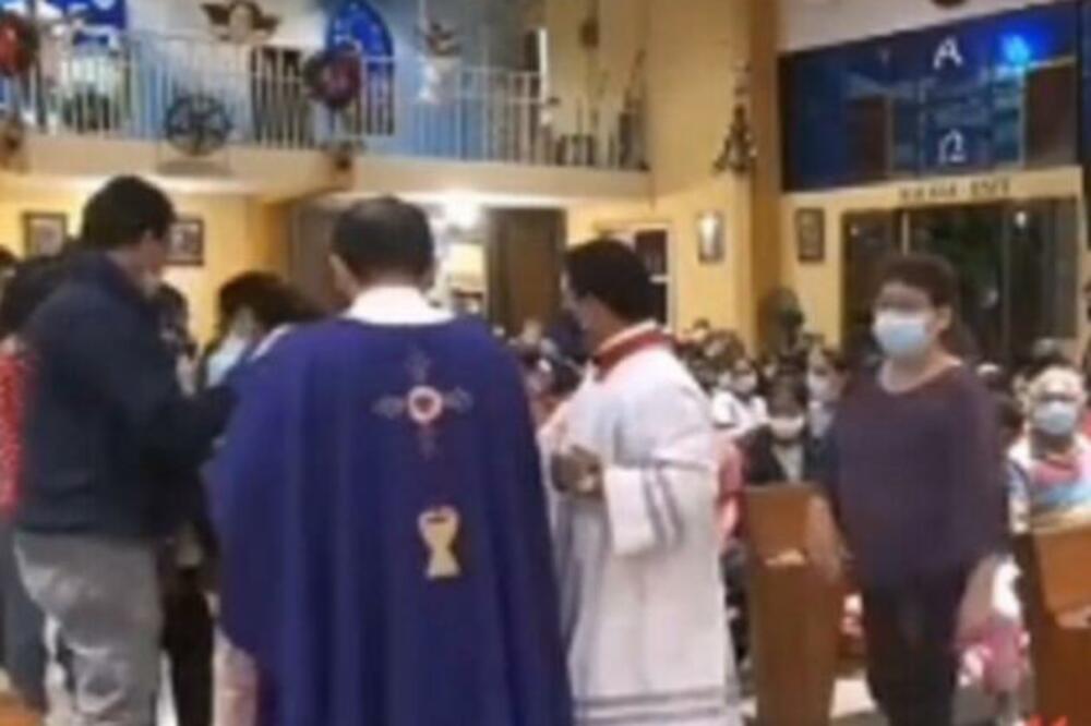 SVEŠTENIK TOKOM PRIČEŠĆA URADIO SRAMNU STVAR I ZAPREPASTIO MNOGE: Odjeknula bruka (VIDEO)