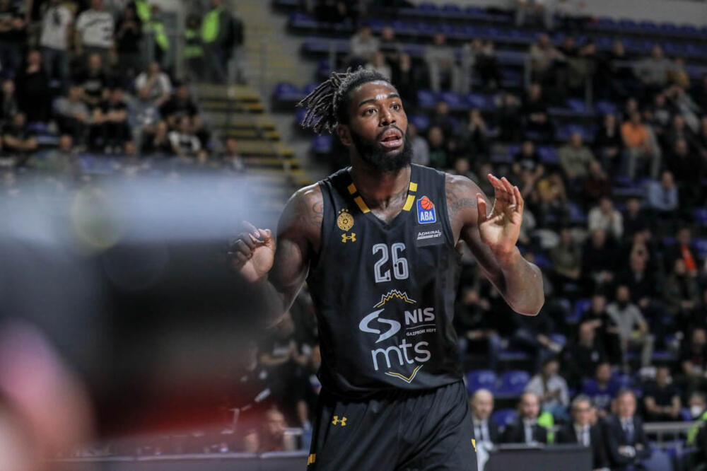 LESOR SE OGLASIO ZBOG PONIŠTENOG BACANJA: Našao argument da je U PRAVU, navijači Zvezde se sprdaju sa njim!