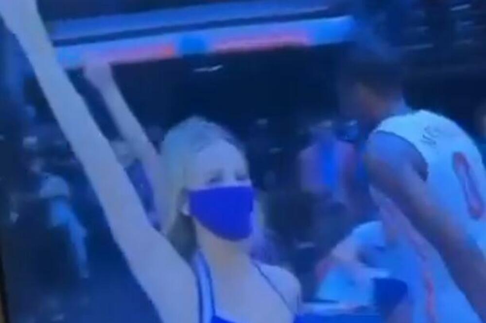 UHVATIO ČIRLIDERSICU ZA GRUDI USRED MEČA! Skandal trese Ameriku, reagovala i Martina Navratilova! (VIDEO)