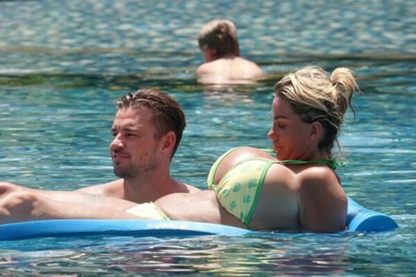 ZBOG OVOLIKIH GRUDI, NEMOGUĆE JE DA POTONE: NABUDŽILA OBE, pa krenula da ih SLASNO NAMEŠTA (FOTO)