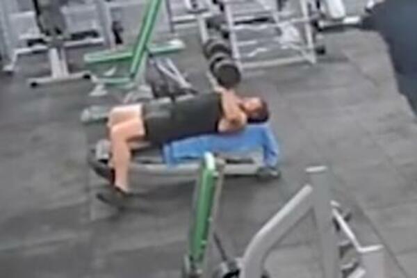 ISPLIVAO JEZIV SNIMAK IZ TERETANE: Bacio teg od 20 KILOGRAMA na čoveka, PA IZNEO BIZARNU TVRDNJU, HOROR! (VIDEO)