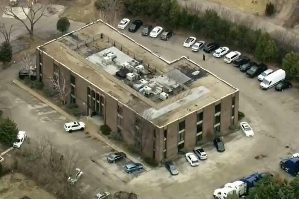 PRVI SNIMAK SA LICA MESTA NAKON PUCNJAVE U ČIKAGU! Helikopteri u vazduhu, policijske snage opkolile zgradu! VIDEO