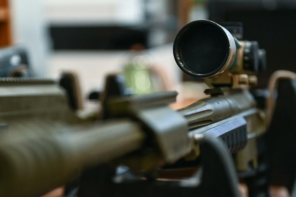 BLOKIRANE 4 ŠKOLE U TORONTU: Muškarac šetao sa puškom, POLICIJA PUCALA NA NJEGA