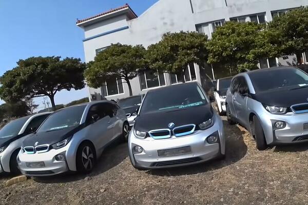 OKO 70 PRIMERAKA BMW NAPUŠTENO NA LIVADI: Ostavljeni na otvorenom i prepušteni ZUBU VREMENA! (VIDEO)