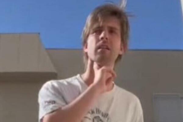 PEVAČ SE USRED SNIMKA UHVATIO ZA VRAT, A ONDA JE USLEDIO HOROR: Svi su gledali kako UMIRE (VIDEO)