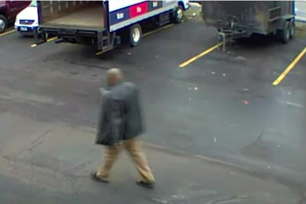 SNIMLJEN NIKOLIN UBICA: Opušteno hoda ulicom nakon MONSTRUOZNOG UBISTVA (VIDEO)