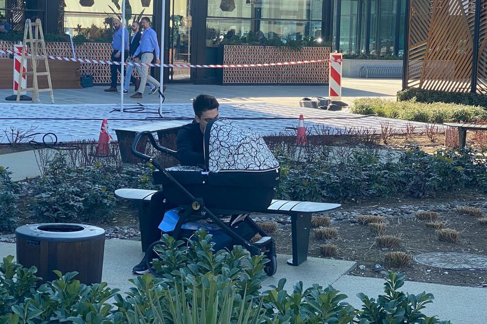 ESPRESO PAPARAZZO: Uživa u ulozi roditelja, bivši zadrugar hrani sina na javnom mestu! (FOTO)