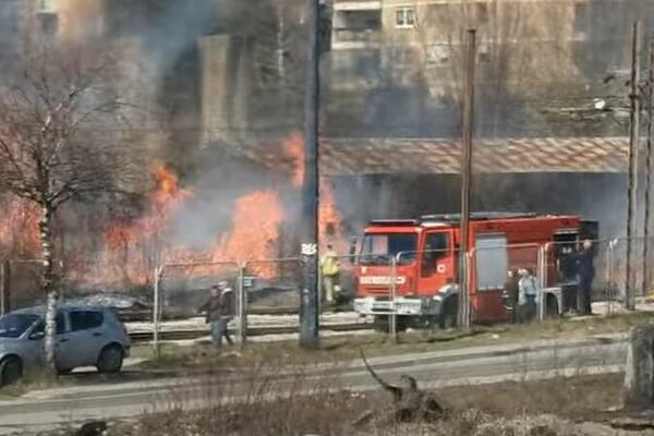 POŽAR U SARAJEVU! Zapalio se objekat kod hotela "Grand", vatrena stihija zahvatila i železničku prugu (VIDEO)