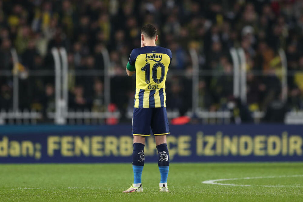 A TOLIKO SU SE RADOVALI KAD JE DOŠAO: Posle novog poraza u prvenstvu Mesut Ozil SUSPENDOVAN iz ekipe!