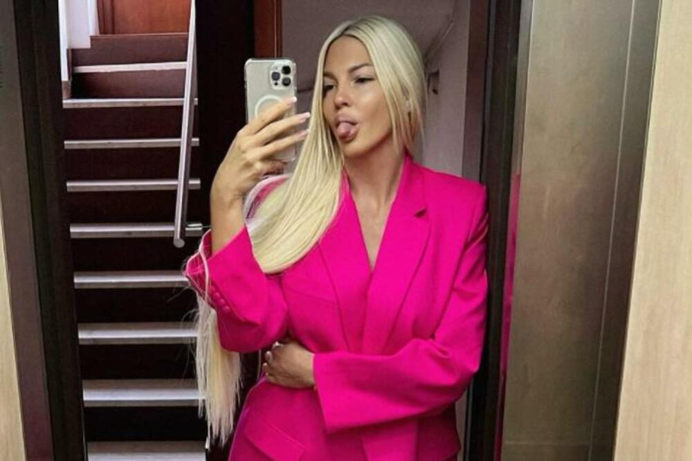 SKANDALOZNO! "MOJA JE VEĆA!" Karleuša golišava pokazala svoj PONOS: Bukvalno se SVE VIDI!