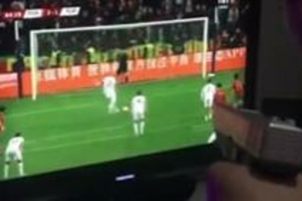 JEZIVO I MORBIDNO! UPEREN PIŠTOLJ! Nakon promašenog penala Turčin OPALIO METAK! (VIDEO)