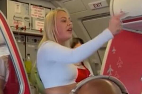 OVA ŽENA JE KRENULA DA TUČE I ŠAMARA PUTNIKE U AVIONU IZ BIZARNOG RAZLOGA: Snimak se munjevito deli (VIDEO)