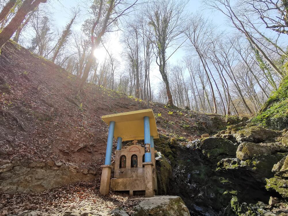 Isceljujući izvor manastira Stjenik