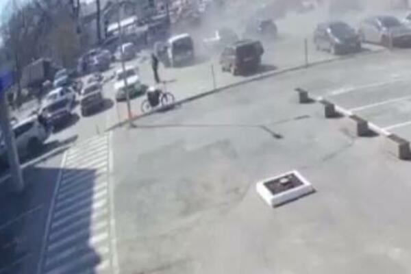 OBJAVLJEN ZASTRAŠUJUĆI SNIMAK IZ HARKOVA: Bomba pala na ljude dok su čekali humanitarnu pomoć! (VIDEO)