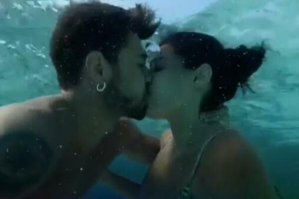 Voli se*s, picu i rokenrol! Prezgodna žena bivšeg igrača Zvezde u rijalitiju! PAO JE STRASTVENI PODVODNI POLJUBAC