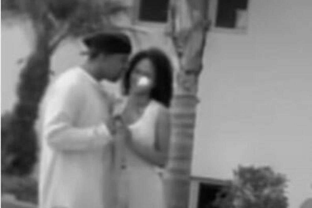 UMRO POZNATI PEVAČ, TRAGEDIJA: Ljudi su se JEŽILI na njegove VANVREMENSKE HITOVE!