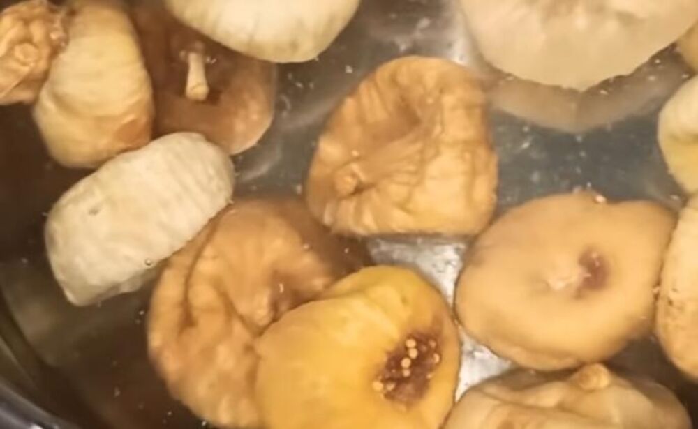 Sušenje na suncu je tradicionalna i drevna metoda sušenja smokava. Isperite smokve pod hladnom tekućom vodom