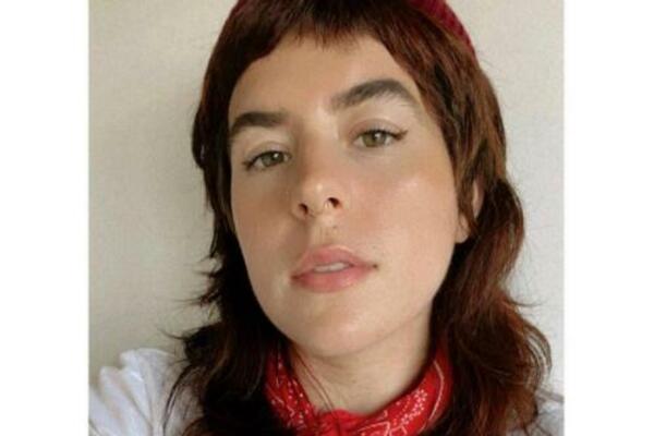 POZNATI GLUMAČKI PAR JU JE USVOJIO, A OTAC JE U SEKTI: Sada je otkrivena PRAVA ISTINA o odnosu sa MAJKOM!