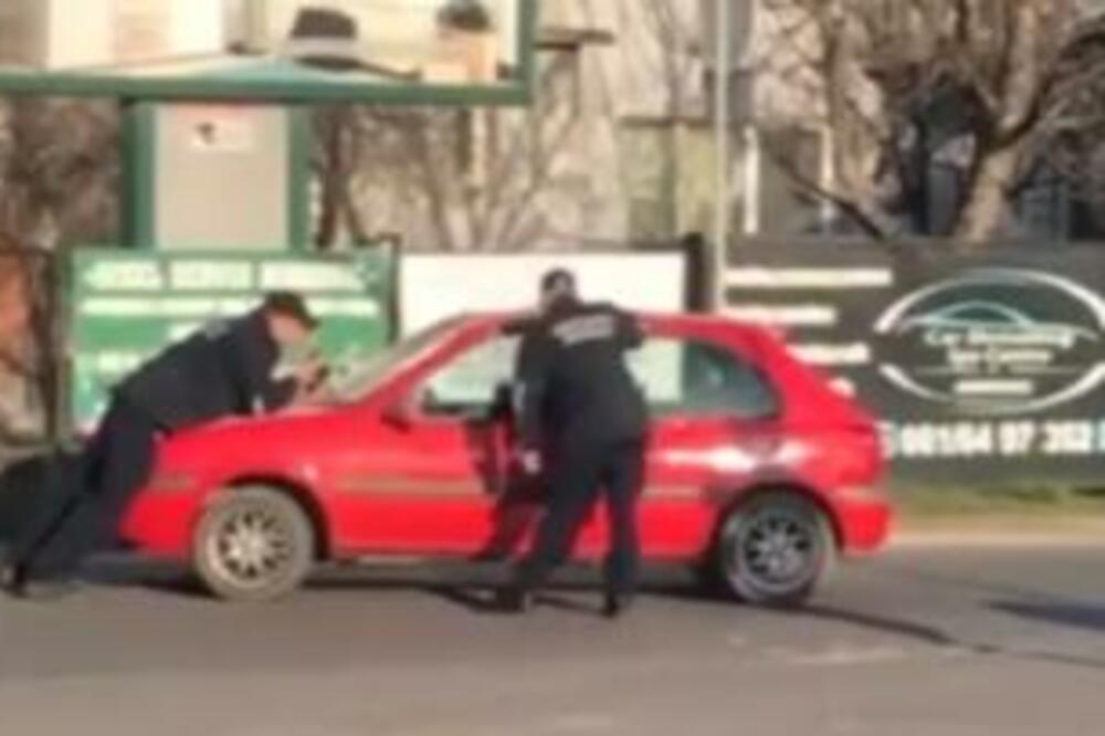 ČOVEK ZAMALO ZGAZIO KOMUNALCE U OBRENOVCU: Pogledajte šta je uradio, ŠOK SNIMAK ISPLIVAO (VIDEO)