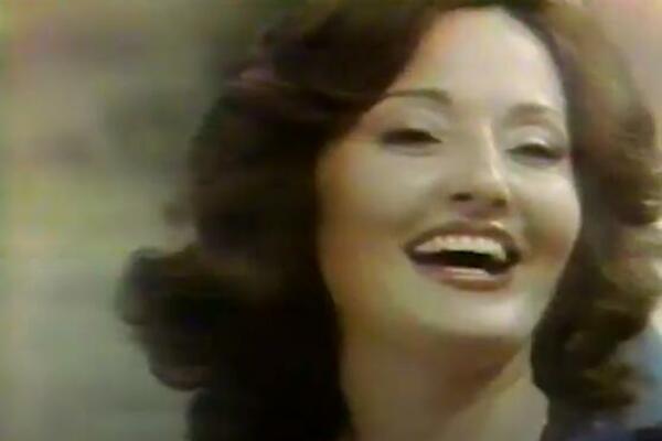 NAŠA NARODNA PEVAČICA UMRLA OD TUGE: Život su joj obeležile VELIKE TRAGEDIJE zbog kojih je ostala SAMA!