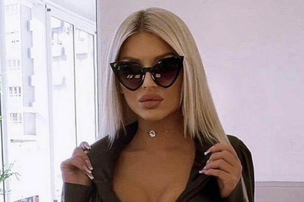 NAŠA BOMBASTIČNA VODITELJKA U KOŽI OD GLAVE DO PETE: Dekolte sve ZAKUCAO, ovakvu je nismo nikad VIDELI! (FOTO)