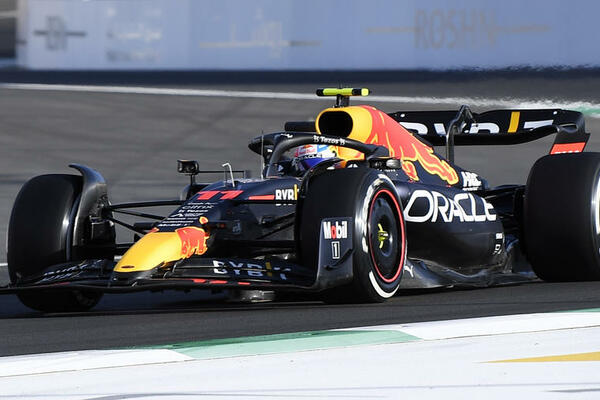 PRVENAC PERESA - 'UKRAO' POL POZICIJU DVOJCU FERARIJA: Furiozan poslednji krug Meksikanca, Ferstapen četvrti!