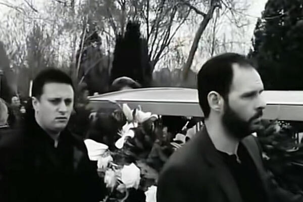 CELA SRBIJA JE BILA U SUZAMA KADA JE UMRO, A ONI SU GA ISPRATILI NA VEČNI POČINAK: Pojavio se SNIMAK koji RAZARA!