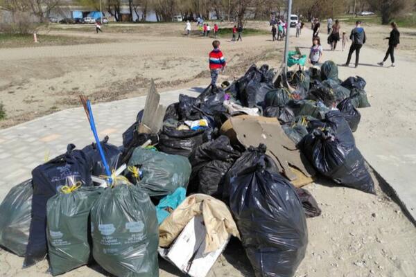 OFICIRAC OČIŠĆEN OD SMEĆA: Najmlađi Novosađani skupili više od 100 kesa đubra sa popularne plaže (FOTO)
