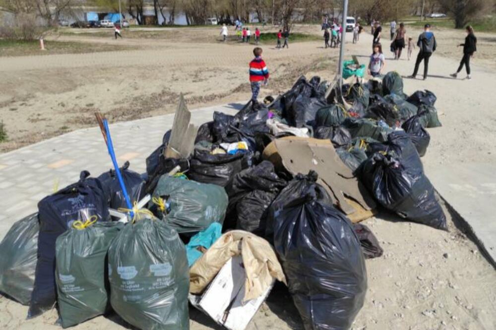 OFICIRAC OČIŠĆEN OD SMEĆA: Najmlađi Novosađani skupili više od 100 kesa đubra sa popularne plaže (FOTO)